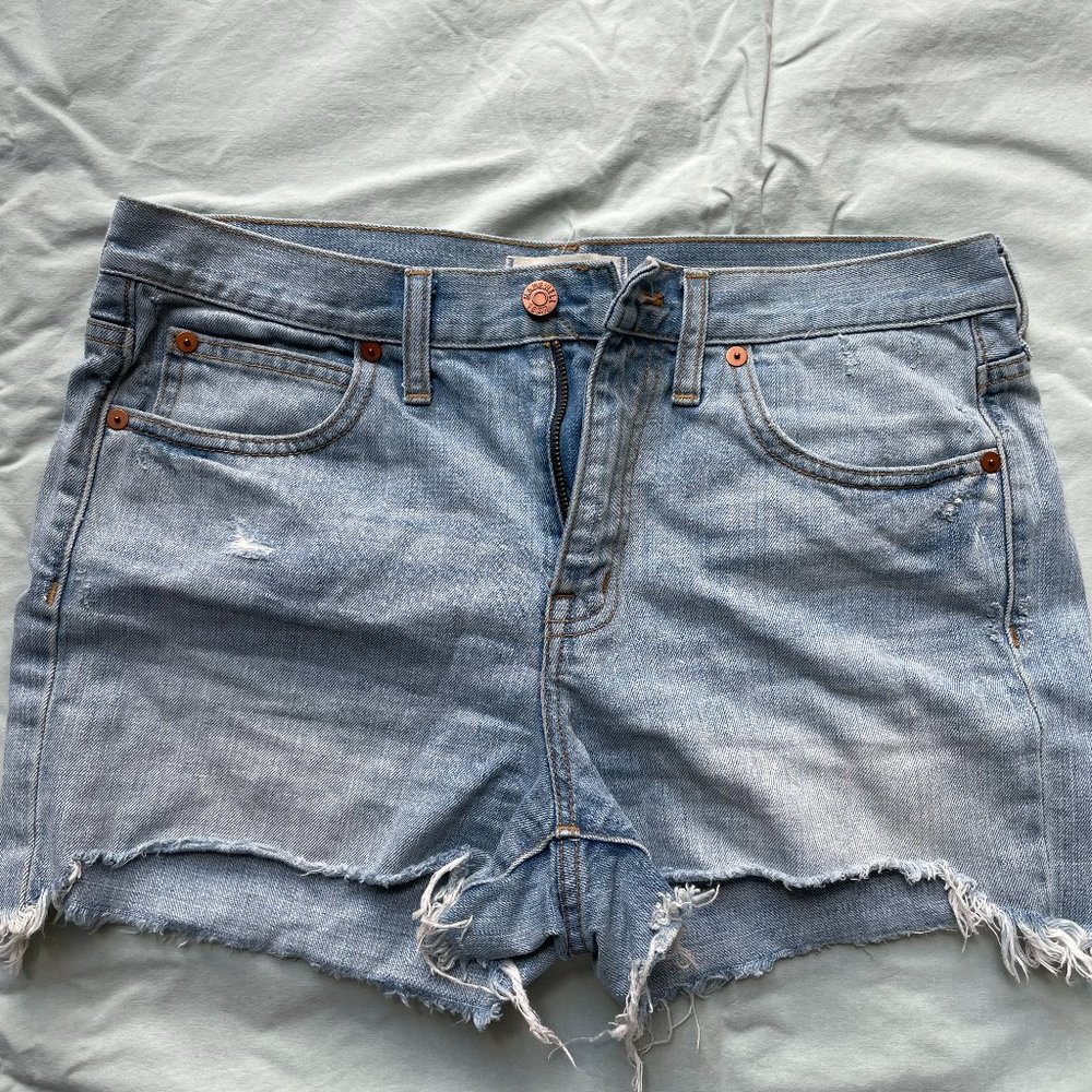 Relaxed Denim Shorts in Renfield Wash: Destructed Edition